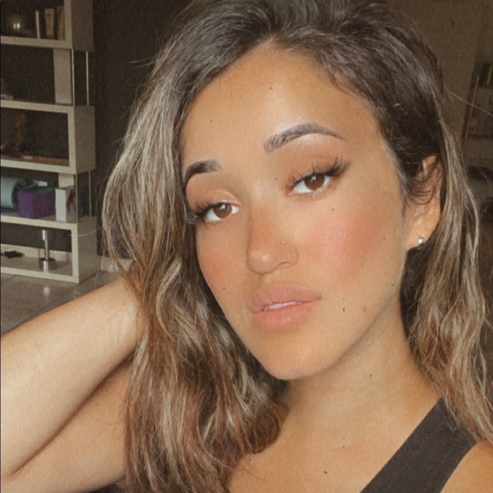 Meet your Posher, Elise